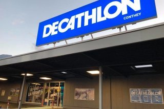Les clients valaisans réagissent aux accusations de deux médias français contre l'enseigne Decathlon.